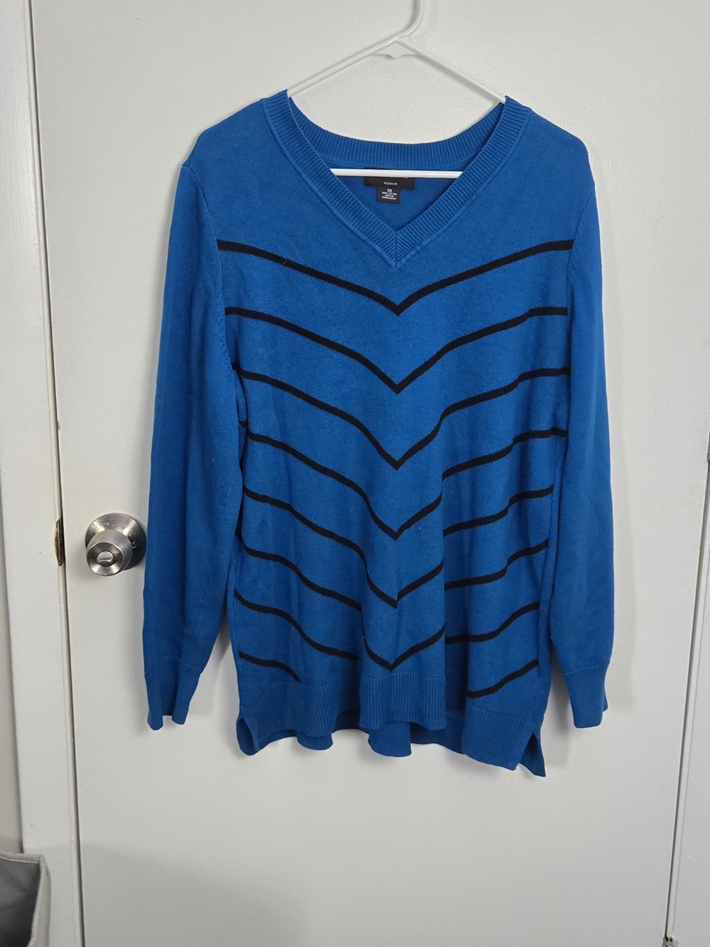 Liz Claiborne Blue V-Neck Chevron Stripe Sweater